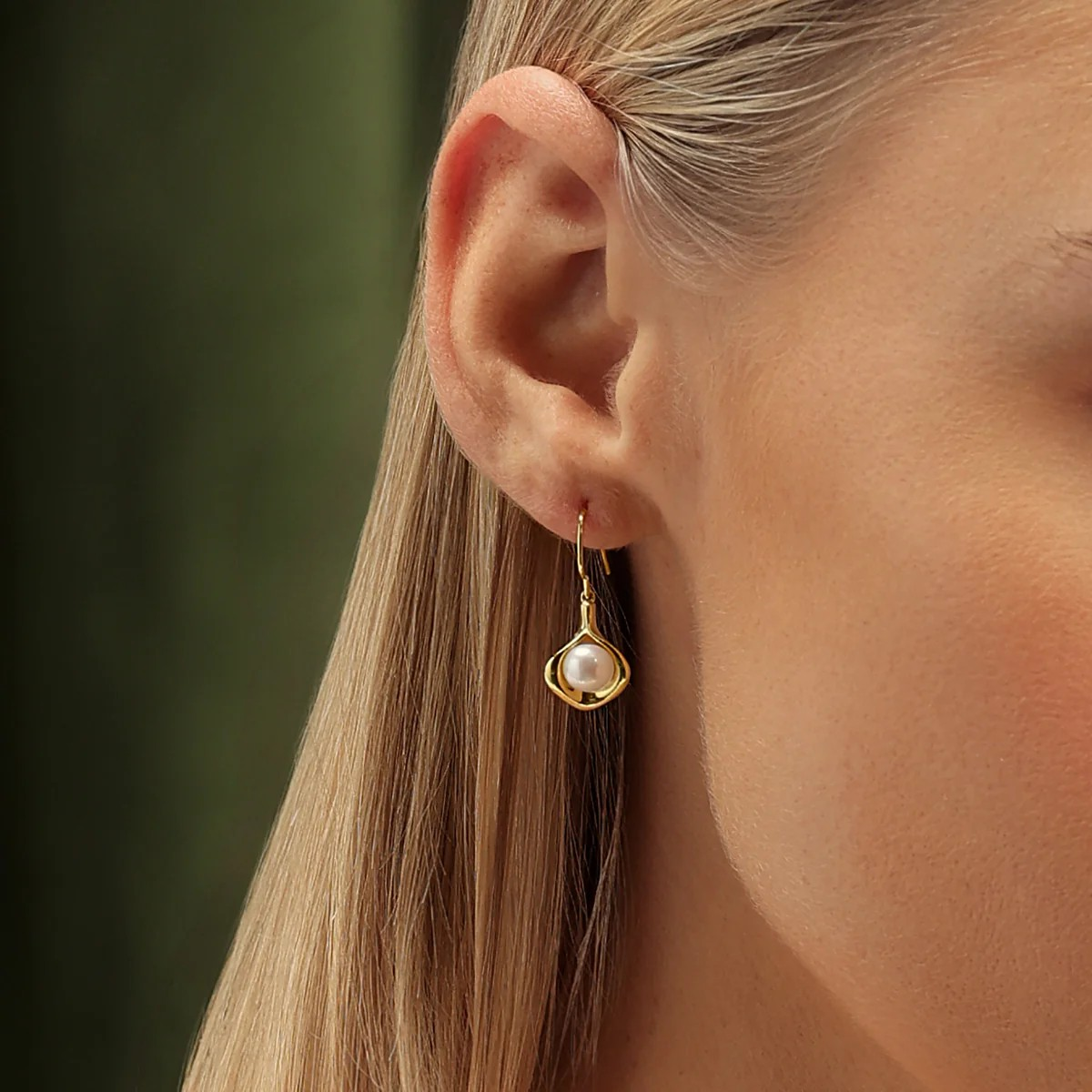 Aretes Colgantes con Perla Envolvente | Diseño Curvo Dorado
