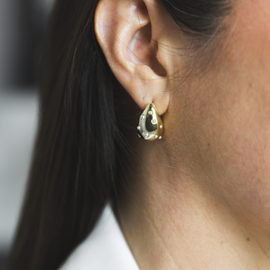 Aretes Dorados con Perlas Scatter