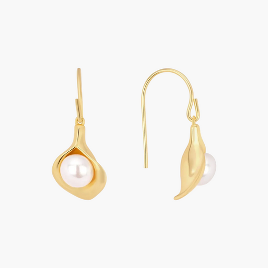 Aretes Colgantes con Perla Envolvente | Diseño Curvo Dorado